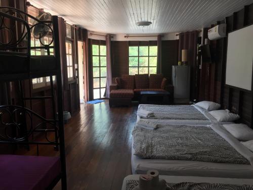 班佩MM Villa Kon Ao的一间带两张床的卧室和一间客厅