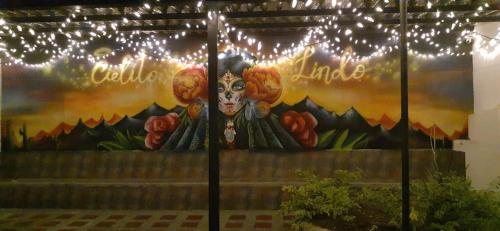圣罗莎德卡瓦尔CIELITO LINDO的墙上一幅带灯的牛油画