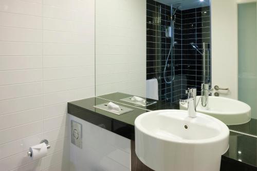 快捷假日剑桥达克斯福德M11高速公路10号岔口酒店的一间浴室