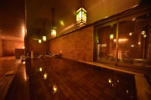 小樽多美迎PREMIUM小樽酒店的一座建筑物中间的游泳池