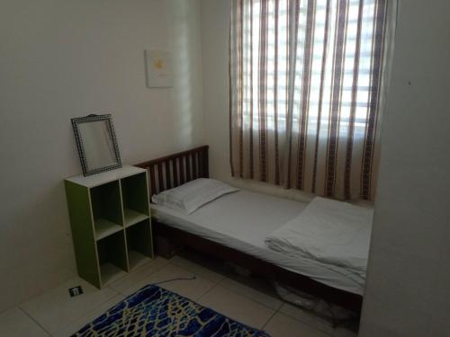 阿罗士打亚罗士打哈兹民宿的一间小卧室,配有床和窗户