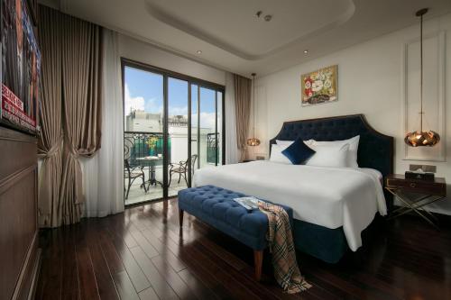 河内Anatole Hotel Hanoi的一间卧室设有一张大床和一个大窗户