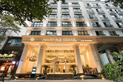 河内Anatole Hotel Hanoi的一座大型白色建筑,拥有豪华酒店
