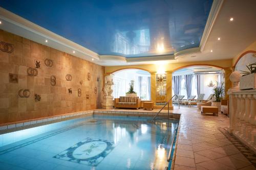 维林根多尔夫 - 阿尔姆酒店的大型客房的大型游泳池