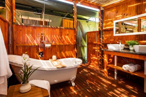 TrafalgarKingfisher Lakeside Retreat的木制浴室设有浴缸和水槽