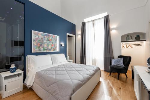 特拉尼I Colori della Puglia Rooms的一间卧室设有一张床和蓝色的墙壁