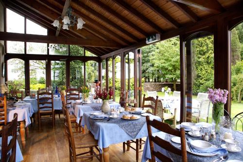 威克托格希尔屋农场宾馆的用餐室设有桌椅和窗户。