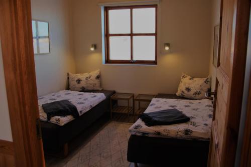 德灵加霍特埃吉尔斯塔1号宾馆的小房间设有两张床和窗户