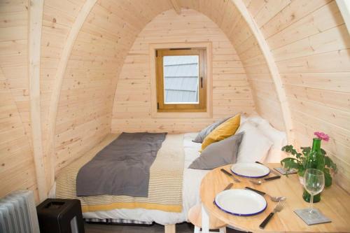 布莱尔高里Isla Pod, Kilry eco pods的木床间内的一张床位,配有桌子