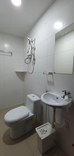 马六甲Thian Siong Inn的白色的浴室设有卫生间和水槽。