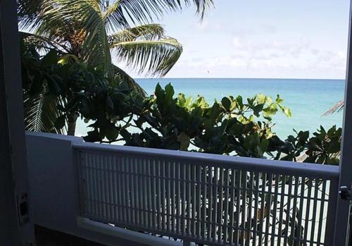 圣胡安德尔马尔旅馆的阳台享有海景。