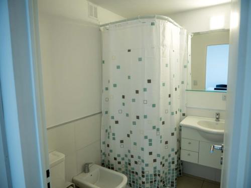 内乌肯SMA FLATS的浴室配有卫生间、盥洗盆和淋浴。