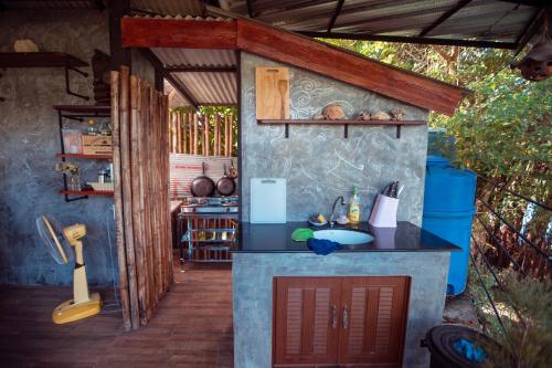功孟海滩卡拉比莱弗度假村的厨房配有水槽和台面