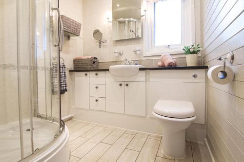 康福斯Keer lodge - Pine Lake Resort的浴室配有卫生间、盥洗盆和淋浴。