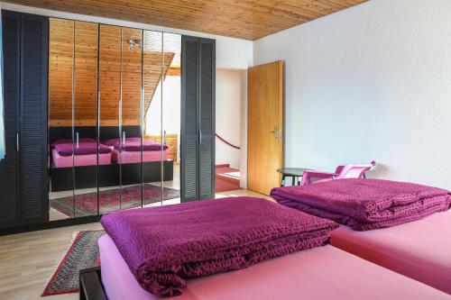 安德马特Haus Sonnboden的紫色床单的客房内的两张床