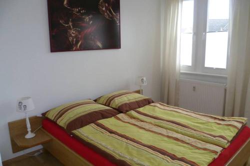 巴特萨尔茨乌夫伦Villa Greve - Maisonette Suite的卧室配有一张床,墙上挂着一幅画