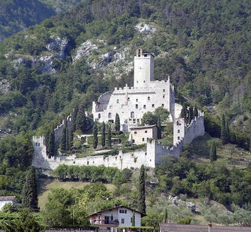 阿维奥小花酒店的山顶的城堡