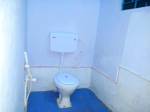 加尔各答Dden Vennell 2-homestay close to Metro的一间位于客房内的白色卫生间的浴室