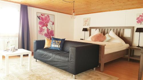 布克斯Family Mountain View - Upper Alley的客厅配有床和沙发
