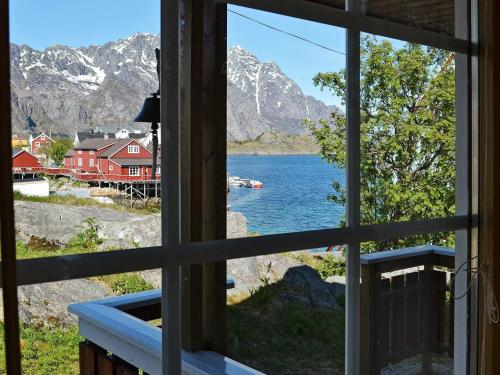 亨宁斯韦尔3 person holiday home in Henningsv r的从湖景和山景窗户欣赏美景