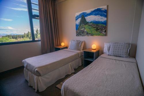 埃尔卡拉法特美国德尔苏尔卡拉法特旅馆的酒店客房设有两张床和窗户。