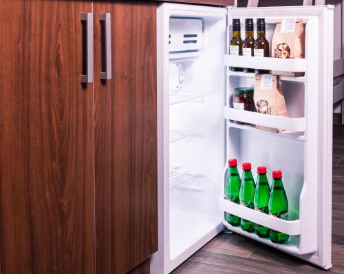 BatočinaHotel Cider&Squash, Grncarska 8, Prnjavor的装满大量苏打水瓶的开放式冰箱