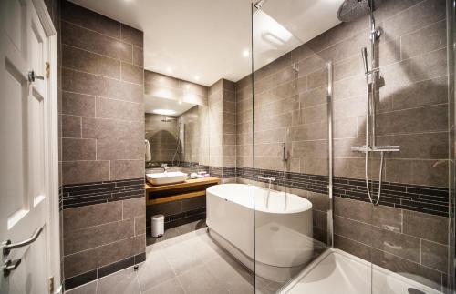 皇冠假日利兹酒店的一间浴室