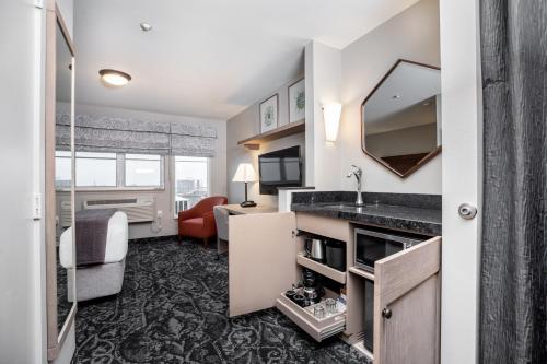 西雅图地中海旅馆的酒店客房设有水槽和书桌