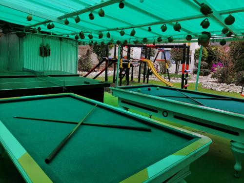 派帕卡萨布兰卡天然温泉酒店的庭院内的2张台球桌和游乐场