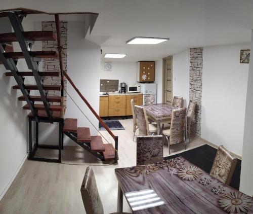 卡夫尼克Casa Savianu Cavnic的客厅设有楼梯和桌椅