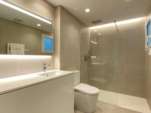 格拉纳达HNN GRANADA的浴室配有卫生间、盥洗盆和淋浴。
