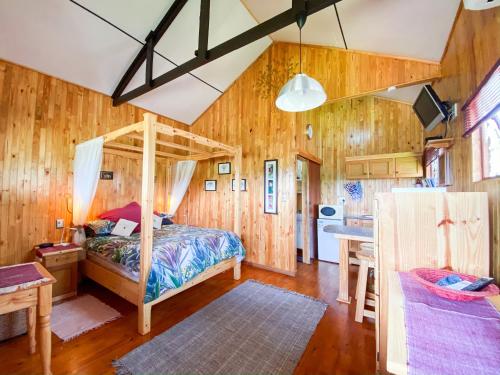 萨比Yorkdale Cabin的木制客房内的一间卧室,配有一张床