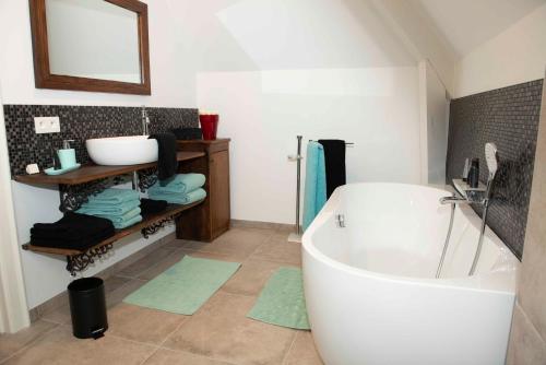 BeerseStudioBeerse met Sauna Zwembad en Spa的浴室配有白色浴缸和水槽