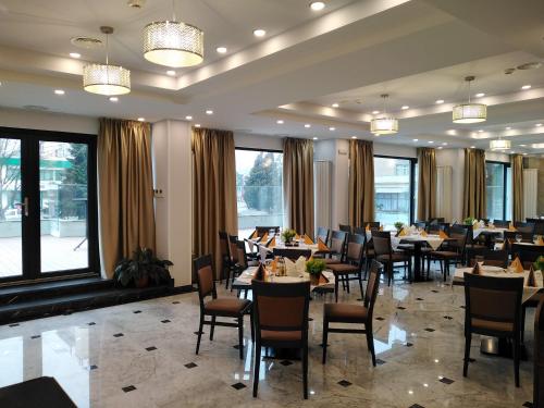 德瓦萨尔米斯酒店的用餐室设有桌椅和窗户。