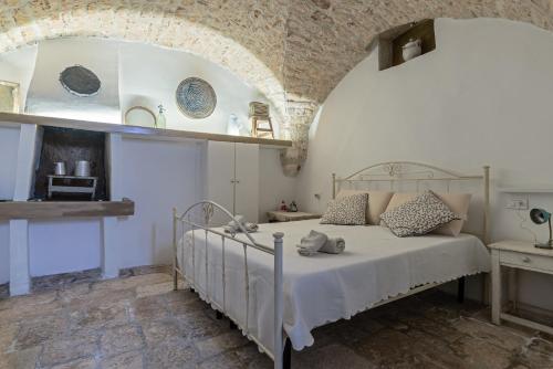 奥斯图尼Le Piccole Case Bianche的卧室配有一张床