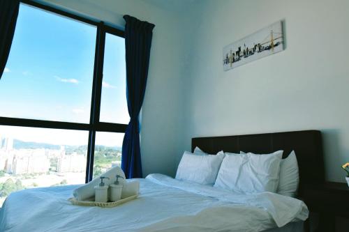 吉隆坡Beautiful Relaxing Home in SkyArena Ascenda (3-6pax)的一间卧室配有一张带两张蜡烛的床。