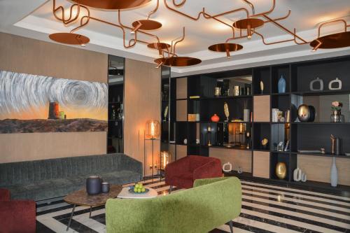 科威特Swiss-Belboutique Bneid Al Gar Kuwait的客厅配有沙发和桌子