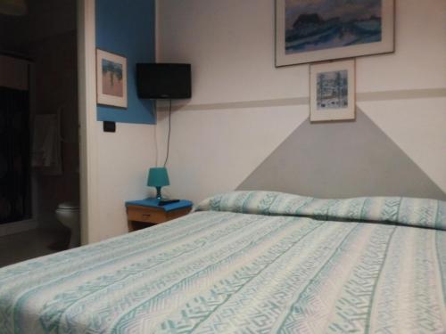 卡塞勒托瑞尼斯尼亚加拉酒店的一间卧室配有一张带蓝色和白色棉被的床