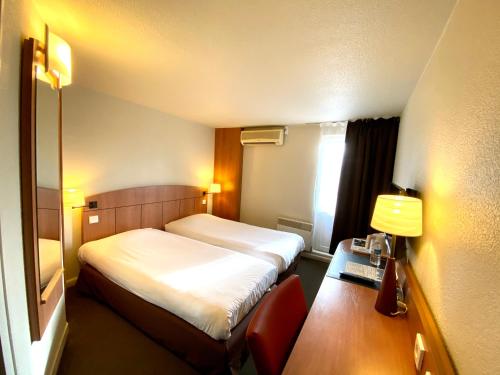 Amilly基里亚德蒙塔基艾米丽酒店的小酒店客房配有一张床和一张书桌
