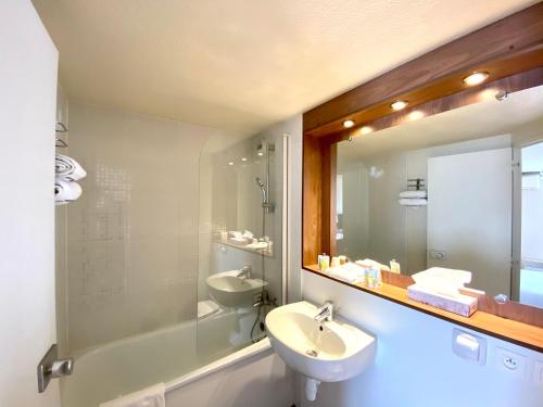 Amilly基里亚德蒙塔基艾米丽酒店的一间带水槽和镜子的浴室