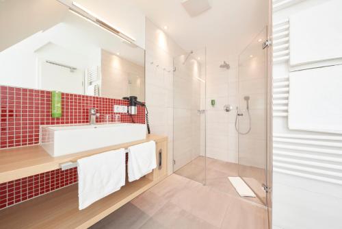 纽伦堡Hotel VICTORIA Nürnberg的一间带水槽和淋浴的浴室