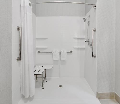 邓肯维尔Holiday Inn Express & Suites Dallas - Duncanville, an IHG Hotel的白色的浴室设有桌子和淋浴。