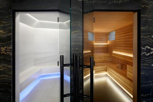 巴黎Maison Villeroy的一个带按摩浴缸的浴室,浴室设有玻璃门
