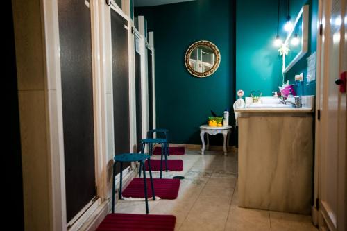 塞维利亚拉弗拉蒙卡旅馆的浴室设有红色和蓝色的凳子和水槽