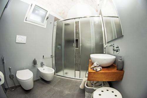 奥斯图尼Elaion Home的带淋浴、盥洗盆和卫生间的浴室