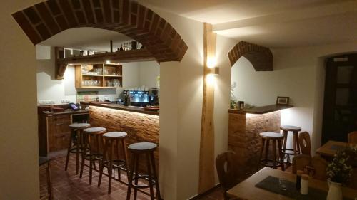 RailaLandgasthof Wetteraperle的厨房设有酒吧,里面摆放着凳子