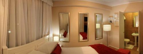 德班洛基亚凯特威公寓酒店的一间酒店客房 - 带一张床和一间浴室