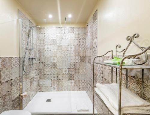 伦诺伦诺公寓 的带淋浴的浴室和玻璃淋浴间