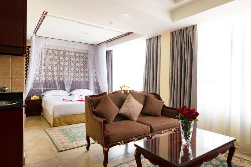内罗毕萨博皇家酒店的客厅配有沙发和1张床