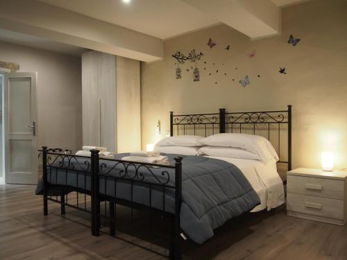 佛罗伦萨桑塔克罗奇酒店的卧室配有一张铺有白色床单的床和墙上的蝴蝶。